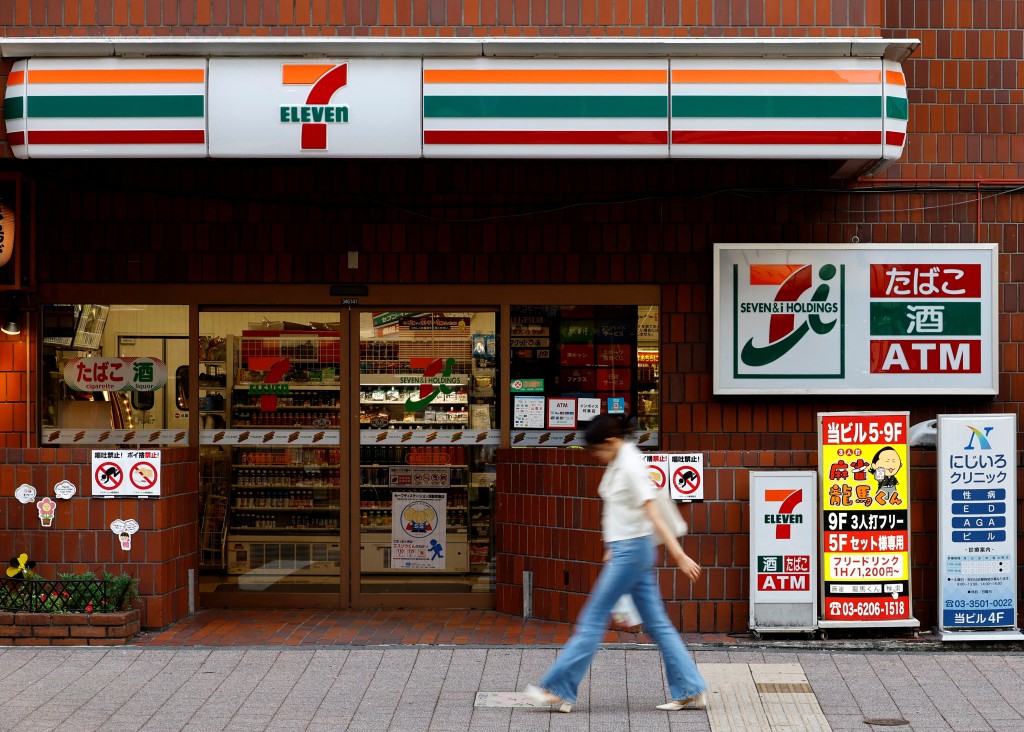 7-11在全球经营超过8.5万家门店。路透社