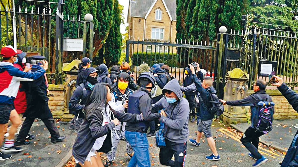 示威者與領事館職員爆發衝突。