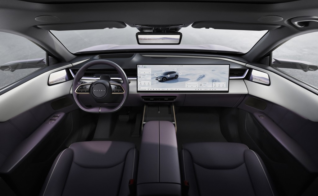 萬事得Mazda EZ-60電動SUV驚艷登場:車廂內置26.45吋5K整合式薄型中央顯示屏和3D投射式儀錶,並配備23揚聲器環繞音響系統。