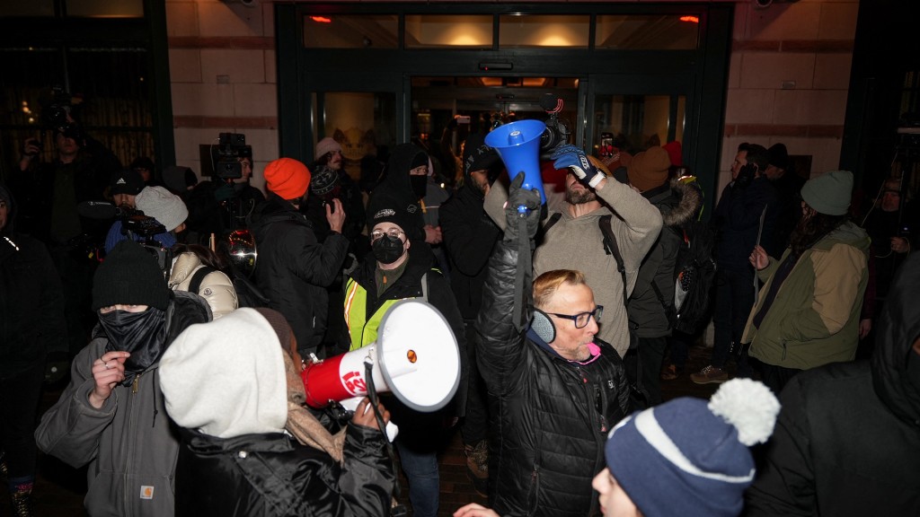 明尼阿波利斯市反ICE示威者圍攻酒店。 路透社