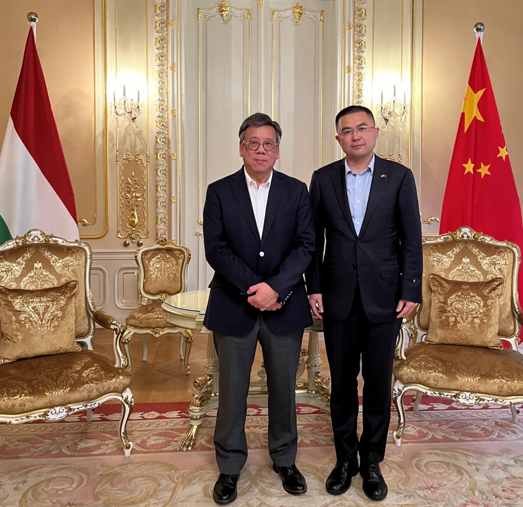 丘應樺（左）與中國駐匈牙利大使館臨時代辦（右）楊超晚宴，向他介紹香港的最新發展。