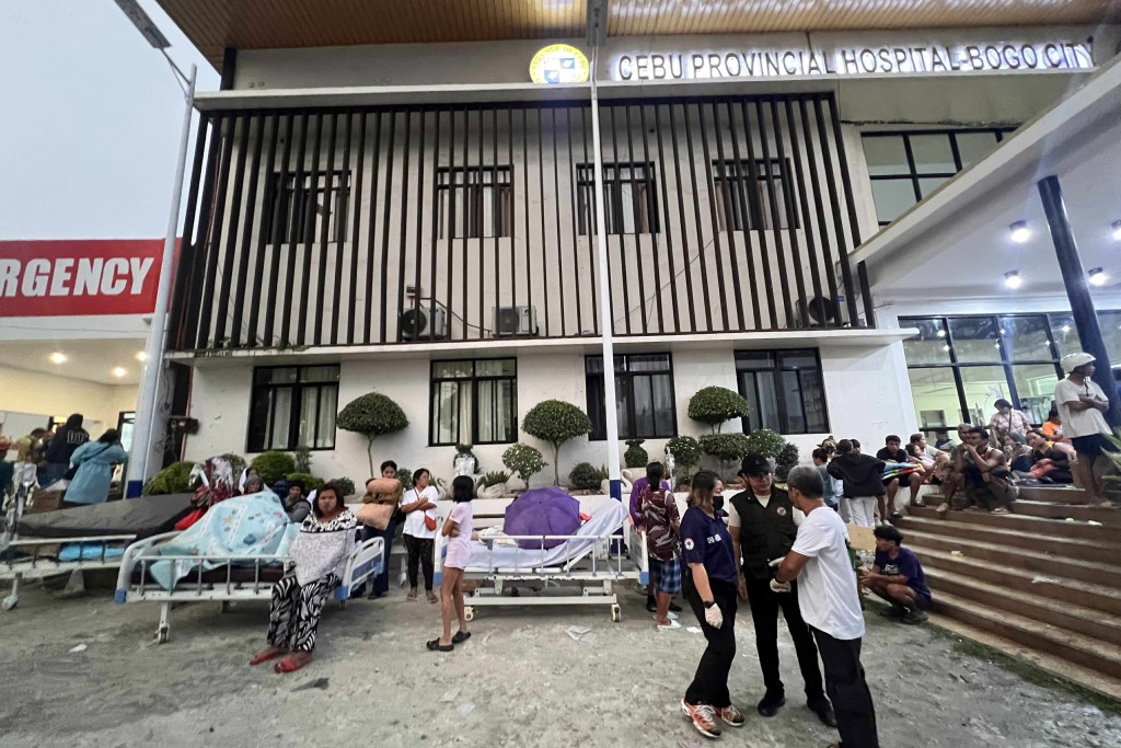 地震爆發後不久，宿霧市醫療中心 (CCMC) 的患者被立即疏散到醫院外的空曠區域暫避。美聯社