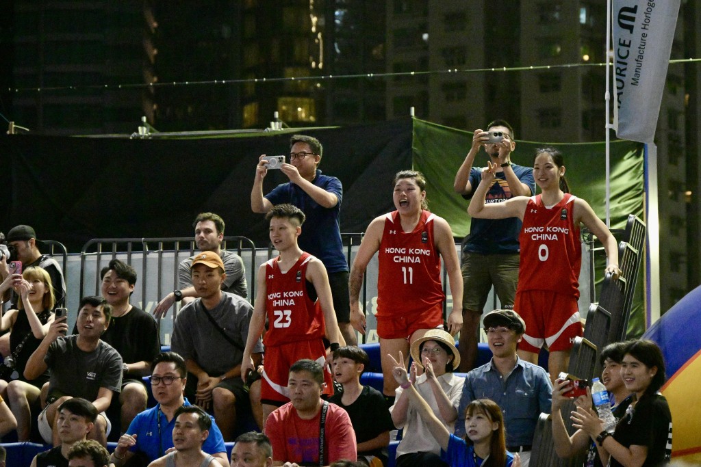   FIBA 3x3 篮球巴黎奥运资格赛，港女队在观众席为港男队打气。 苏正谦摄