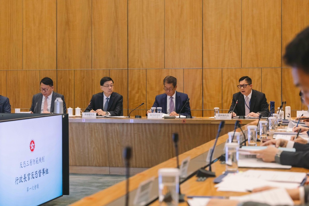 李家超指大型反恐演練能有效提升反恐意識，以及各政策局和部門面對不同形式的恐怖襲擊的協調和應對能力。李家超fb
