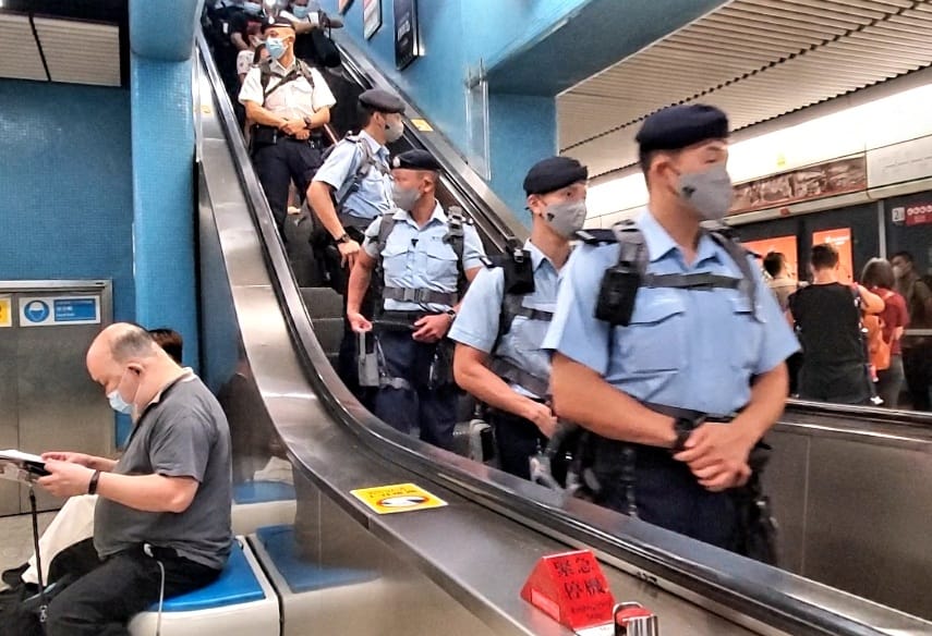 警反恐特勤隊在九龍塘站、鑽石山站巡邏。