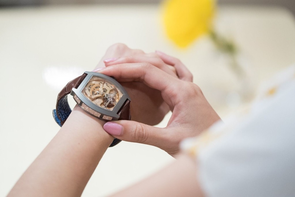 名錶文化由八十年代開始,「金撈」勞力士(Rolex)是身份象徵,後來從金錶發展到鑽石錶。 名錶文化由八十年代開始,「金撈」勞力士(Rolex)是身份象徵,後來從金錶發展到鑽石錶。