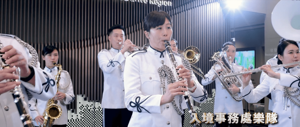 B哥哥更與入境事務處樂隊攜手。