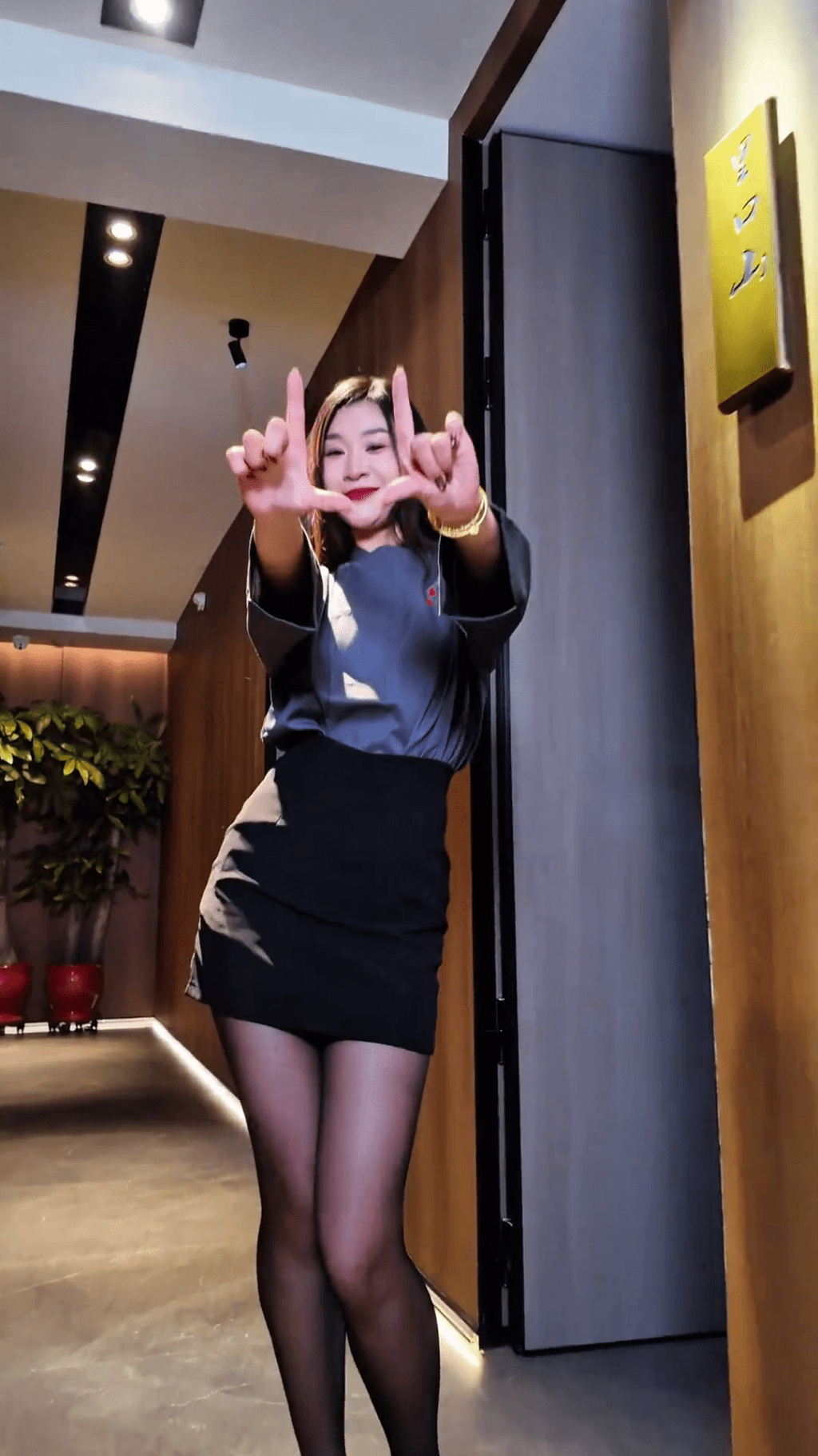 餐廳宣傳片找來黑襪美女跳舞。 抖音截圖