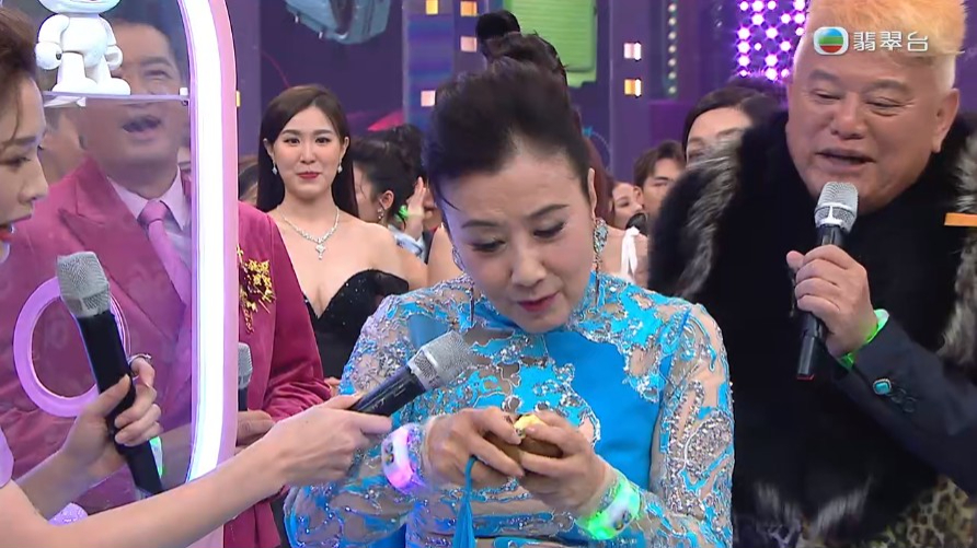 首一輪台慶大抽獎由汪明荃、姜大衛、陳百祥（叻哥）負責抽獎。