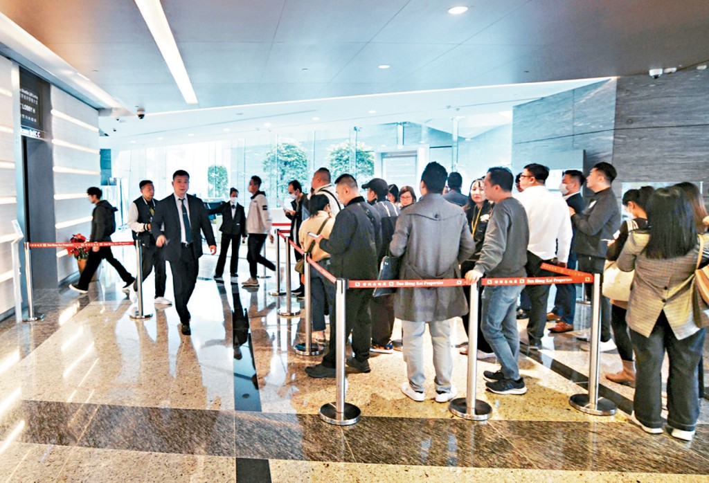 SIERRA SEA 2A期九龍站商廈示範單位現場昨吸引不少睇樓客到場參觀。