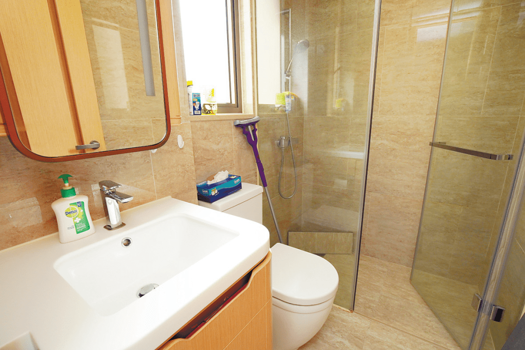 浴室已备有简洁装潢，设有独立淋浴。