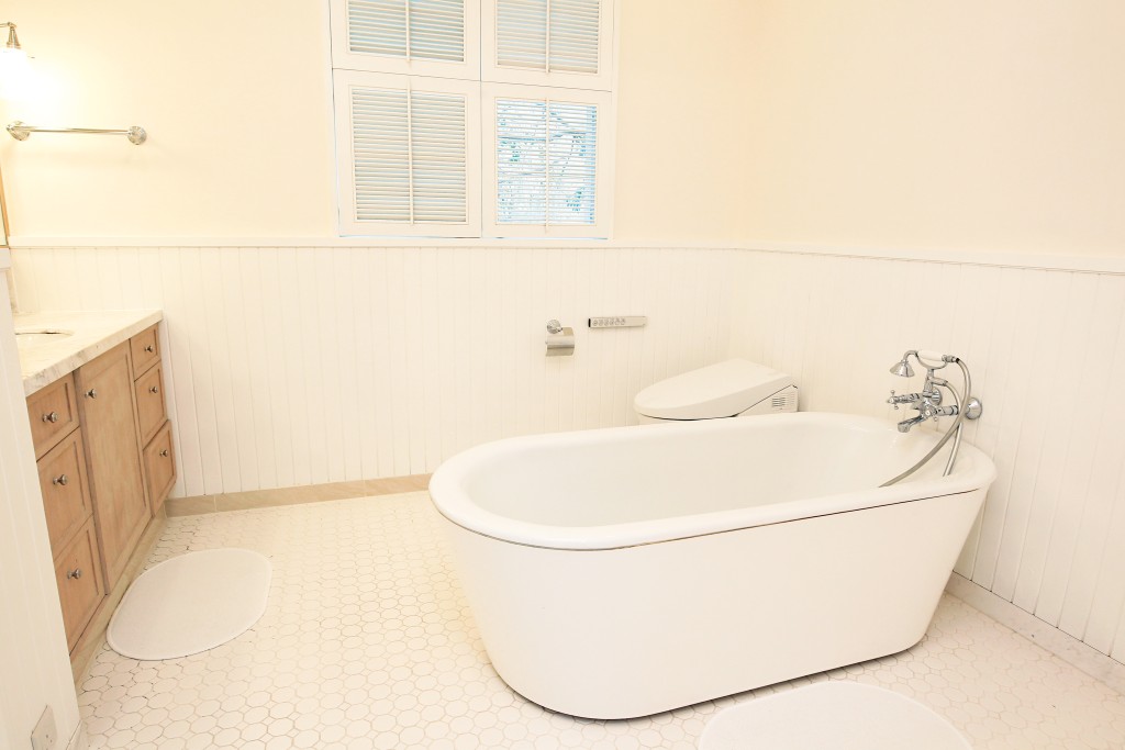 主人套房套廁以簡約為主，採用米白色系列，十足示範單位。（東周刊圖片）
