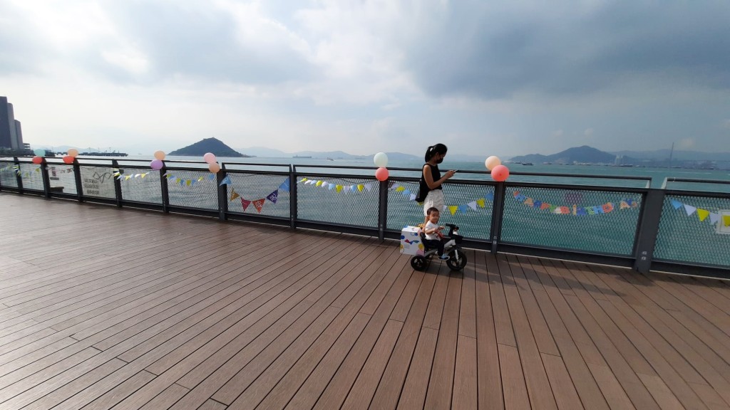 家長為小朋友打卡。