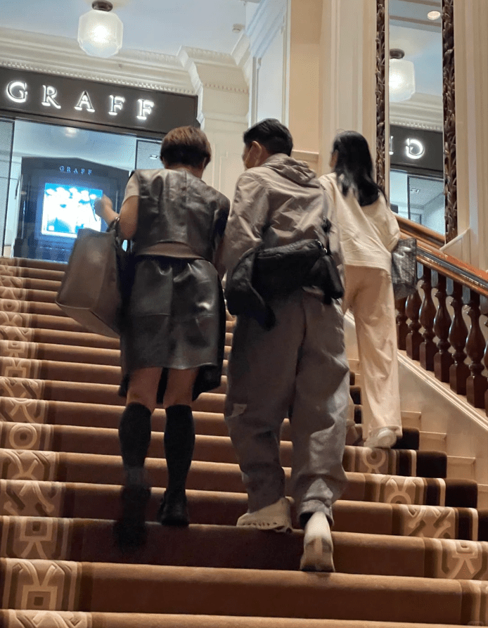 劉德華和老婆朱麗倩近日於半島酒店罕同框。