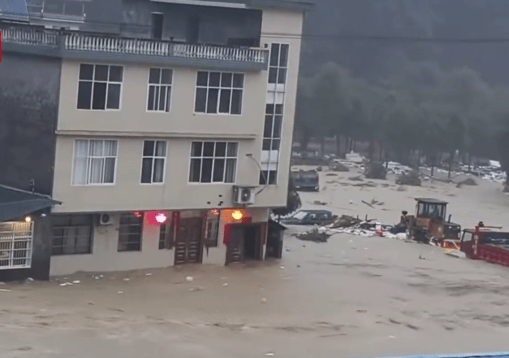 湖北咸豐暴雨，12小時累計雨量達358.8毫米，部分區域水深超過2.5米。