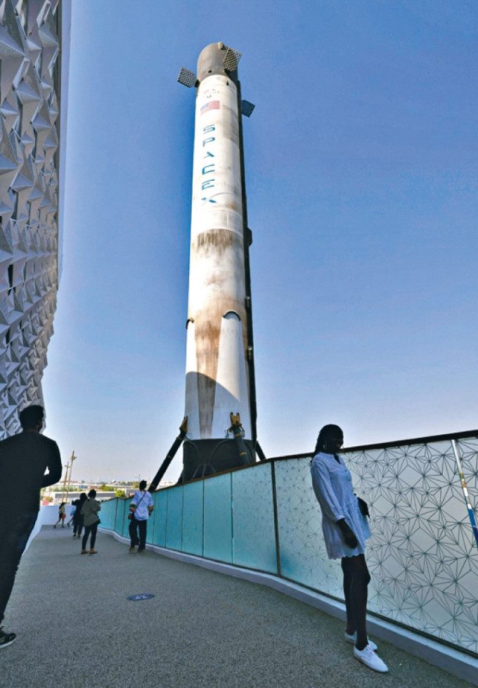 置身美國館的戶外展區，可看到SpaceX獵鷹9號火箭的複製品。