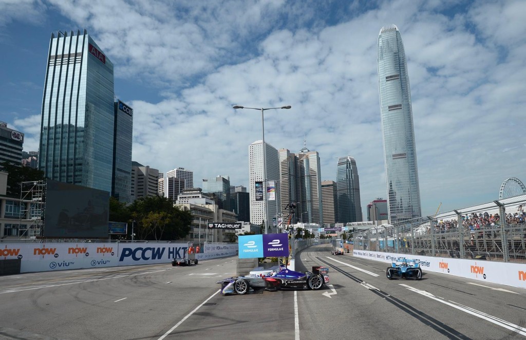 车手于赛道上奔驰。