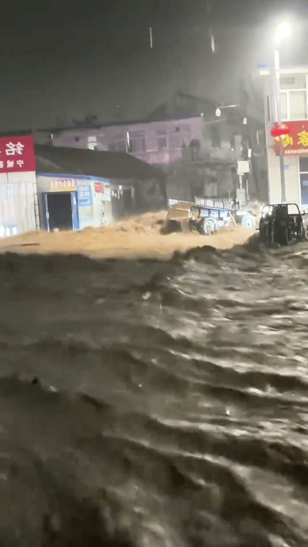 河北寬城強降雨,12日晚馬路被浸如激流。 河北寬城強降雨,12日晚馬路被浸如激流。