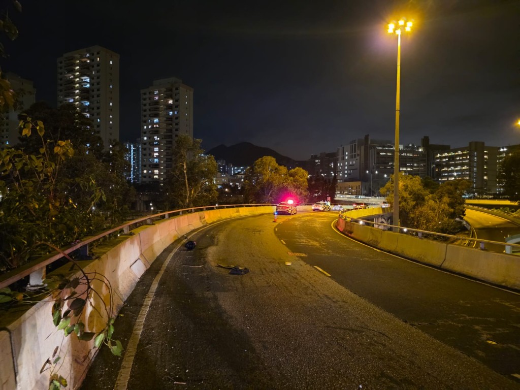 青田交匯處橋面遺留一個電單車頭盔。 青田交匯處橋面遺留一個電單車頭盔。