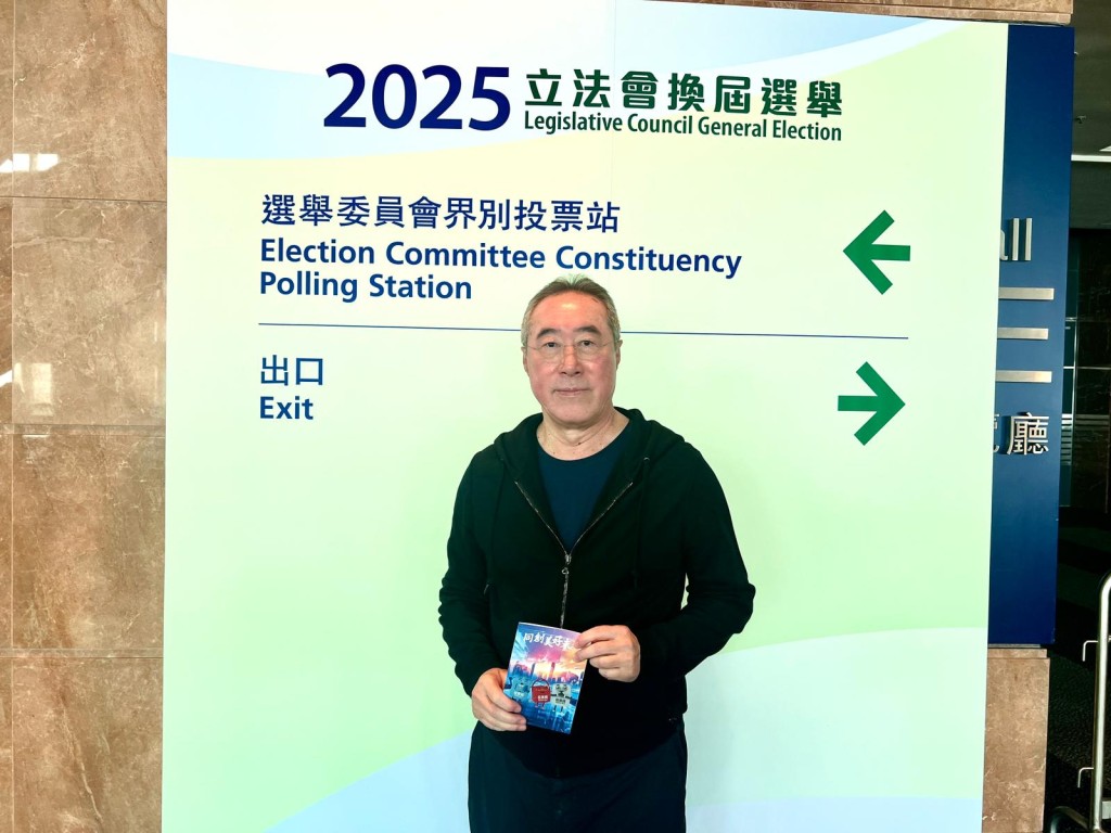 全國政協常委唐英年到會展投票。 全國政協常委唐英年到會展投票。