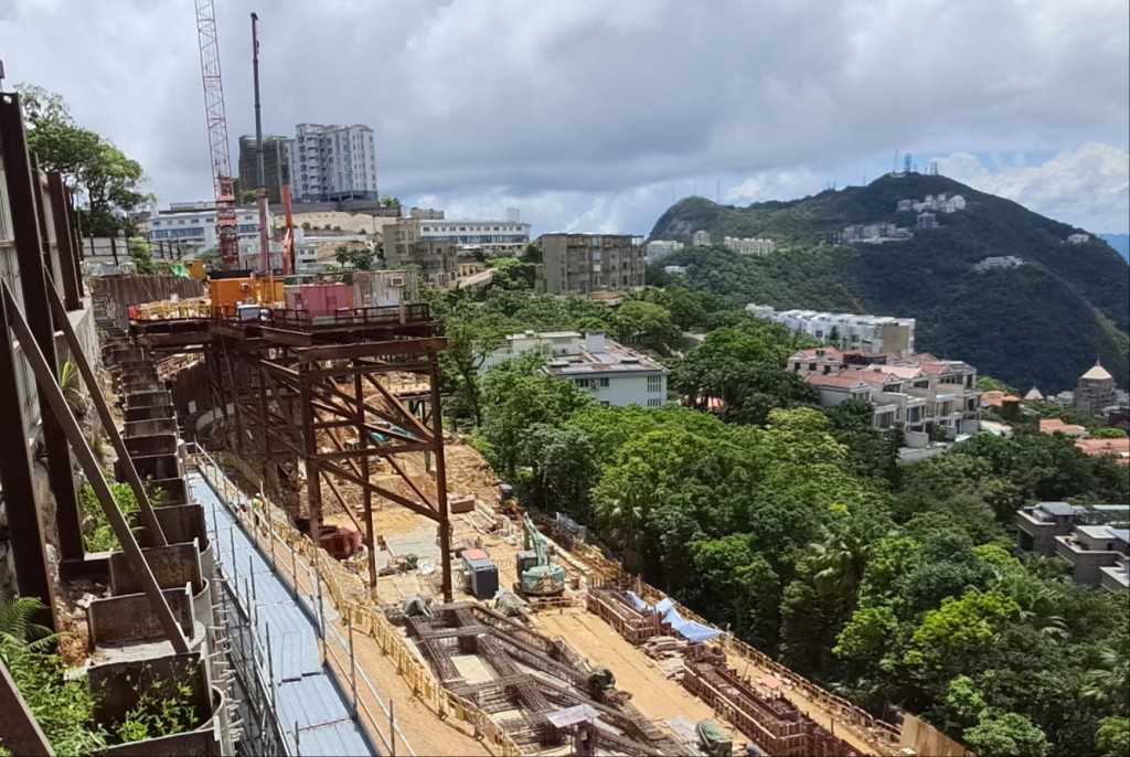 肇事为山顶普乐道3号建屋地盘。