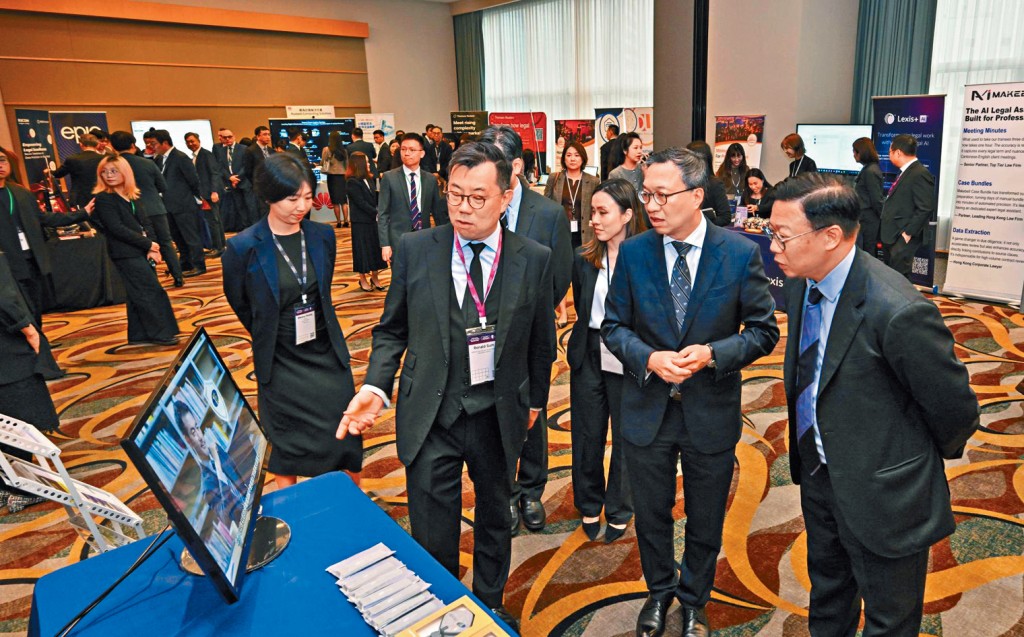 律政司司長林定國與律政司副司長張國鈞在法律科技節2025會場內聽取參展商介紹。