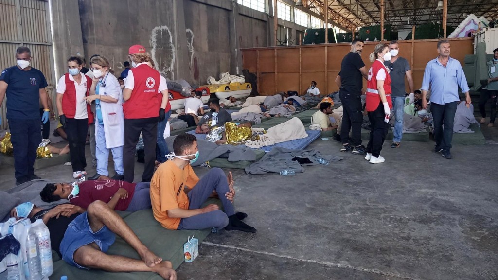 生還者在卡拉馬塔碼頭一處倉庫休息。 美聯社