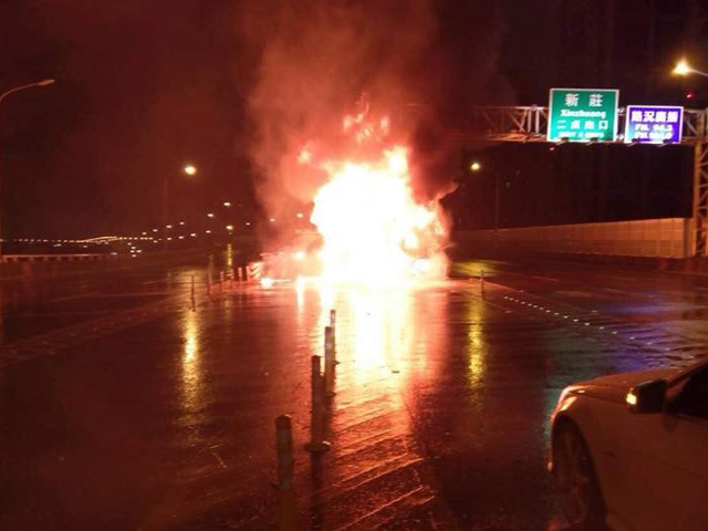 一輛私家車在台65快速道路疑自撞翻車後起火燒燃。 網上圖片