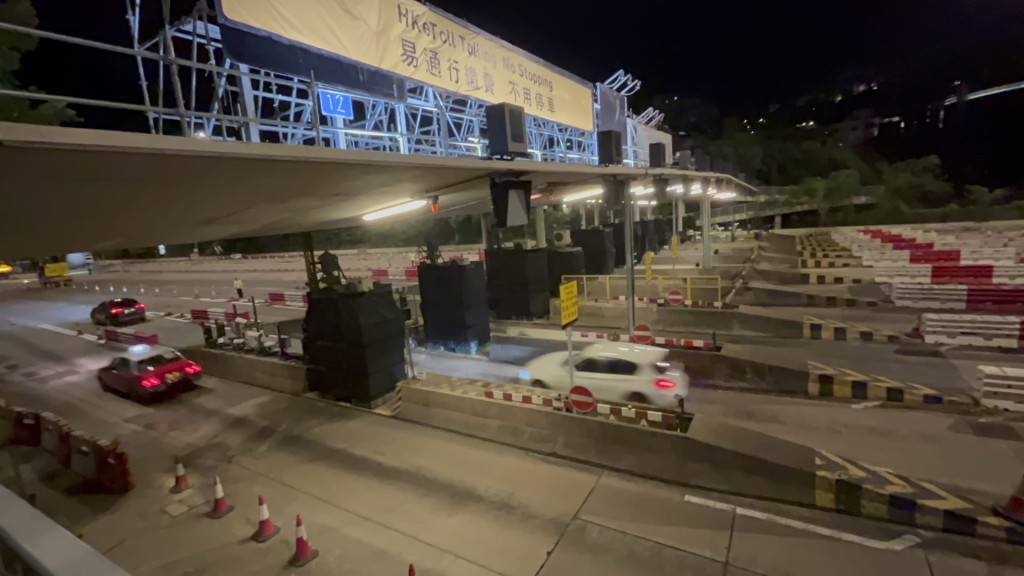 踏正上午5時，香港仔隧道正式實施「易通行」。
