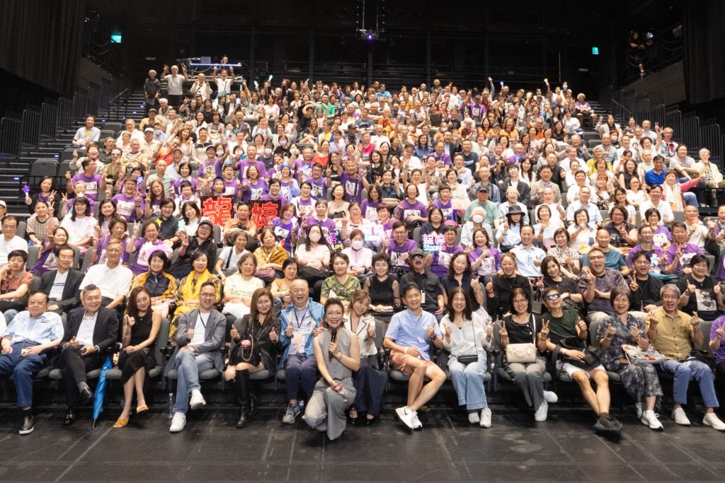 龍婷與歌迷合照,座無虛席。 龍婷與歌迷合照,座無虛席。