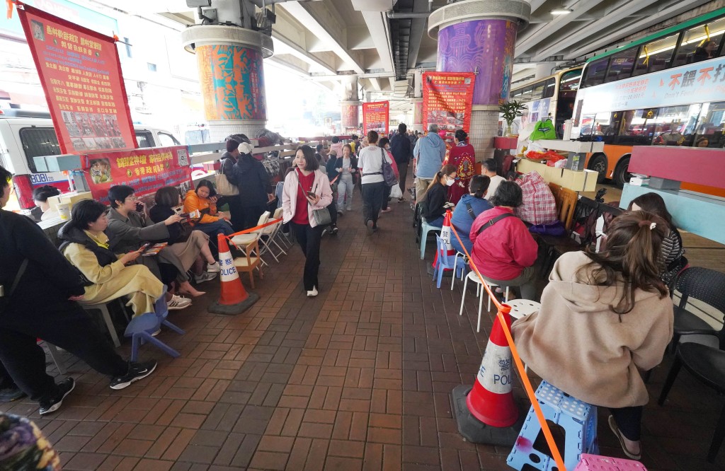 多個攤檔有數十人排隊等候「打小人」。 多個攤檔有數十人排隊等候「打小人」。