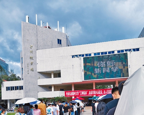 ■福建仙遊出現疫情後,福州大學的學生排隊接受檢測。