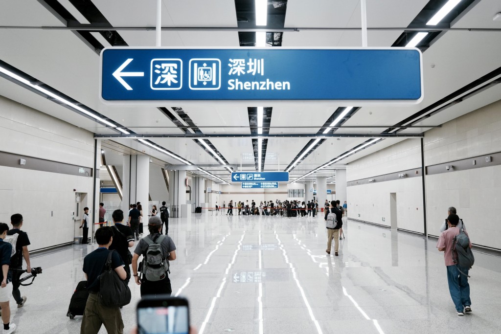 指示牌清晰,方便旅客過境。 指示牌清晰,方便旅客過境。