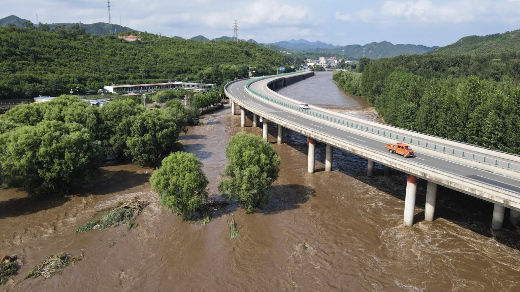 位於北京市懷柔區的湯河水位上漲，水勢湍急。中新社