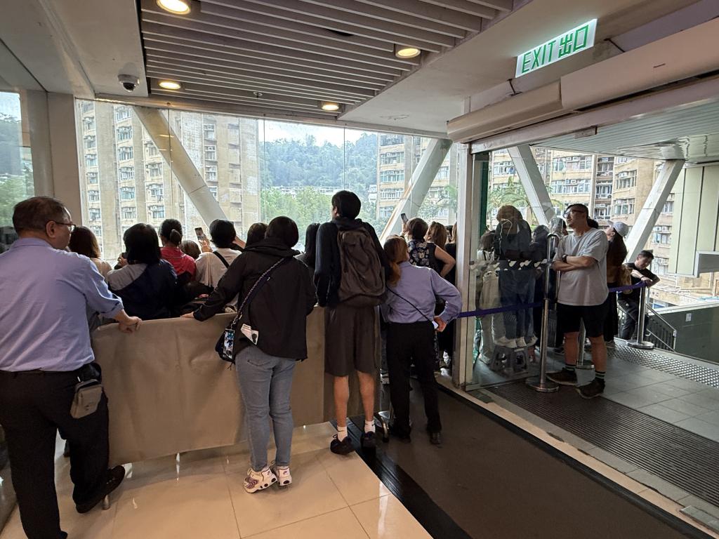 拍攝現場吸引半百「姜糖」到場守候。