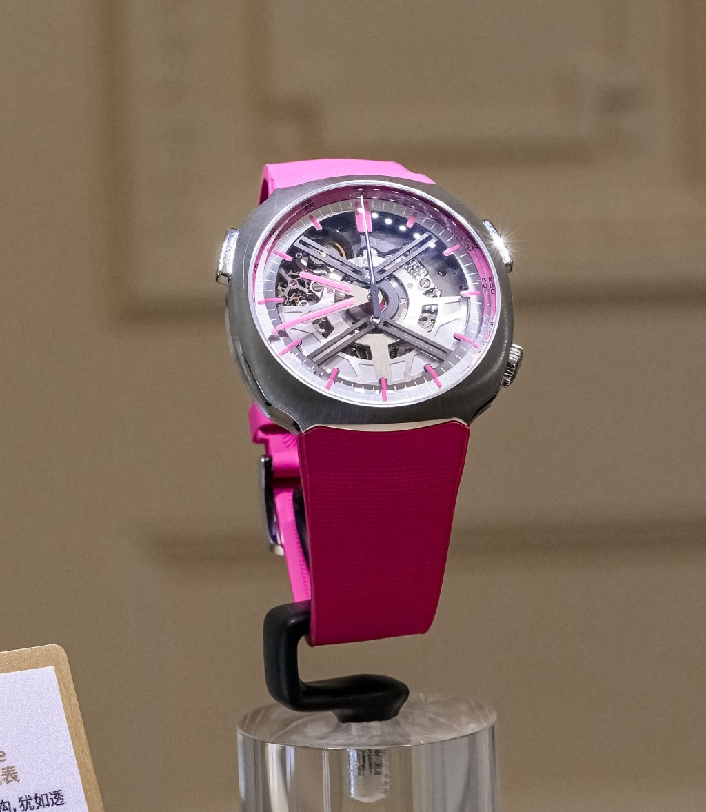 H. Moser & Cie. Streamliner Alpine Mechanics Pink Edition,鏤空錶盤展露精密齒輪結構,其返功能可令計時秒針瞬間歸零並重啟,此功能在賽車運動中至關重要,時標、時針和分針均以粉色點綴。 H. Moser & Cie. Streamliner Alpine Mechanics Pink Edition,鏤空錶盤展露精密齒輪結構,其返功能可令計時秒針瞬間歸零並重啟,此功能在賽車運動中至關重要,時標、時針和分針均以粉色點綴。