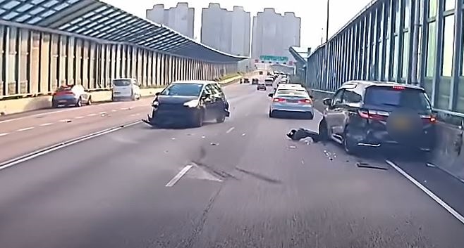 有被撞私家車調頭停路中，零件散滿一地。fb 車cam L（香港群組）  