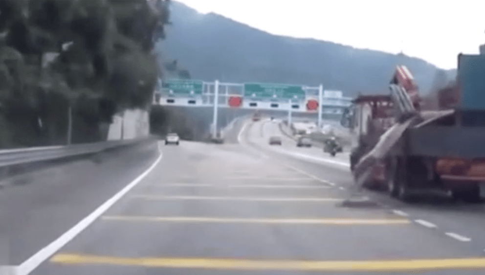 石屎板跌落行車線上。