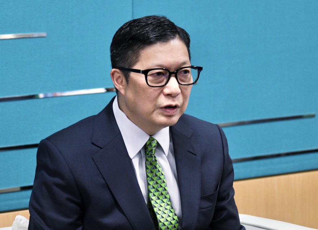 鄧炳強藉此機會呼籲跑手，在12月7日立法會選舉日踴躍投票。資料圖片