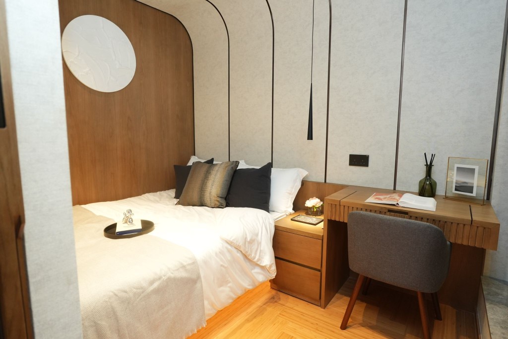 主人睡房延續客飯廳風格，呈現低調大方的舒適氛圍。