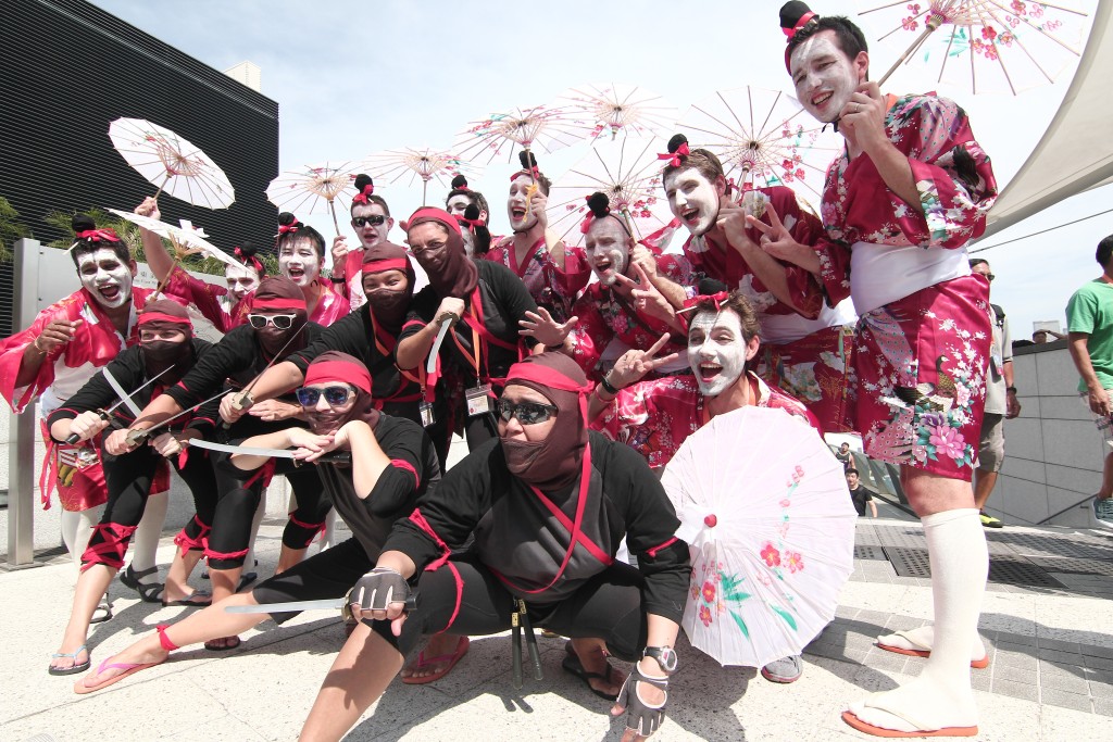 香港國際龍舟邀請賽，有選手扮演日本忍者等角色參賽 。資料圖片