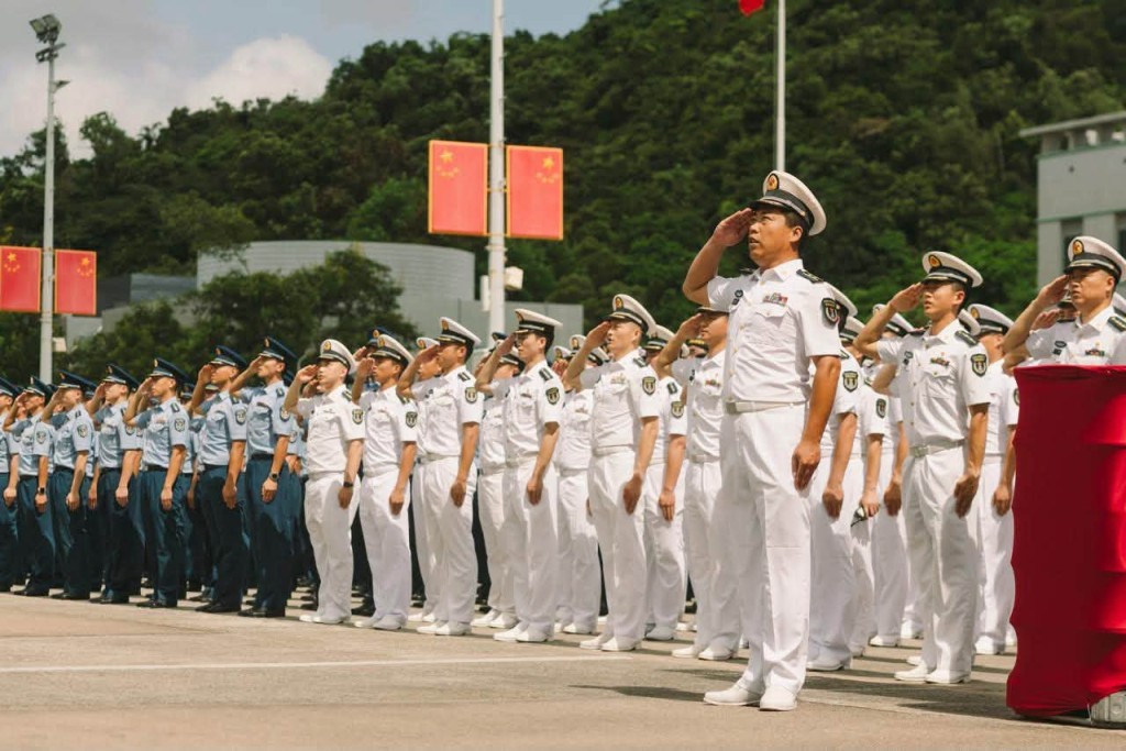 解放軍導彈驅逐艦南寧艦、導彈護衛艦衡陽艦組成海軍艦艇編隊今日起一連5日訪港。李家超FB 解放軍導彈驅逐艦南寧艦、導彈護衛艦衡陽艦組成海軍艦艇編隊今日起一連5日訪港。李家超FB