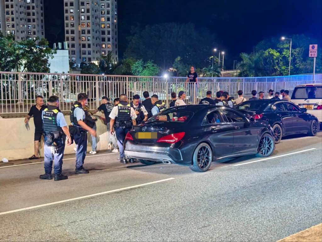 警鸭脷洲大桥多名大汉聚集，警截停4车调查拘捕21人。尹敬堂摄