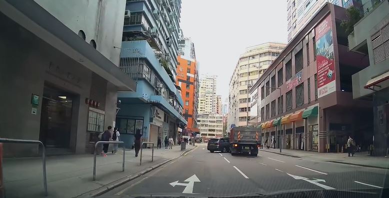 寶馬倒車時與尾隨貨車相撞。FB車cam L（香港群組）