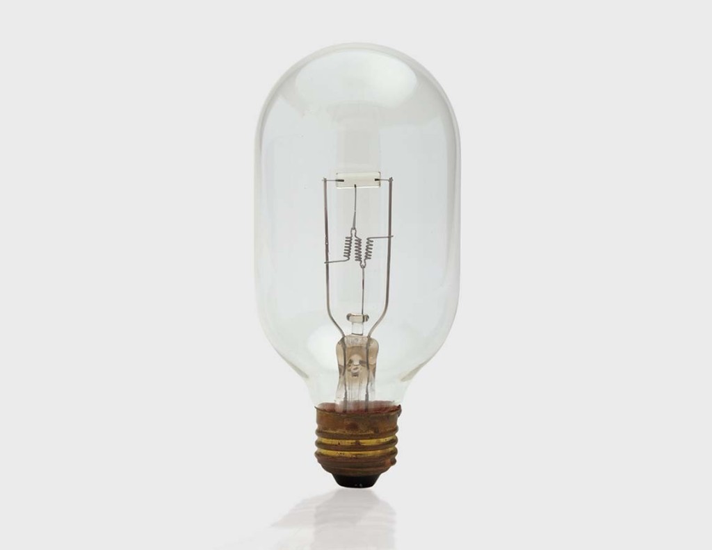 东芝创下多个「世界第一」或「日本第一」，例如1890年代就制造日本首见的碳素电灯泡。