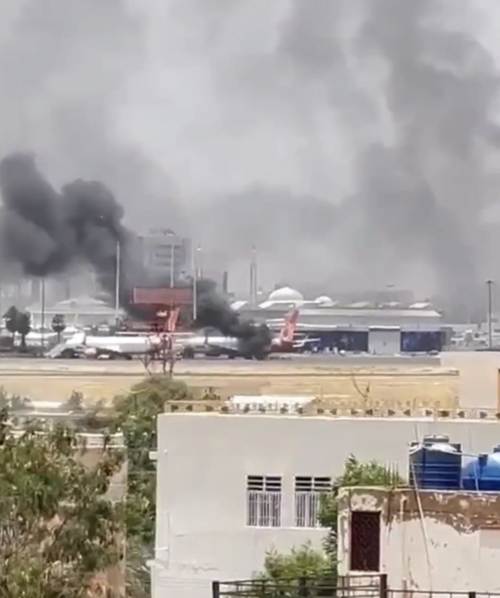 苏丹首都喀土穆传战火，网传影片显示机场至少2处客机着火。