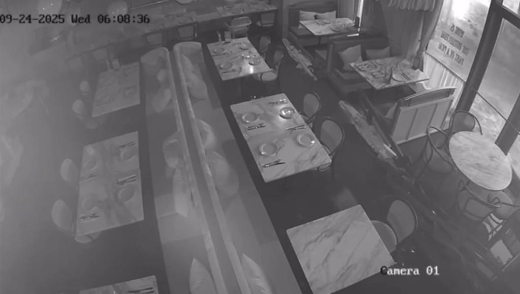 有餐廳公開店門被海浪撞破一刻的CCTV。