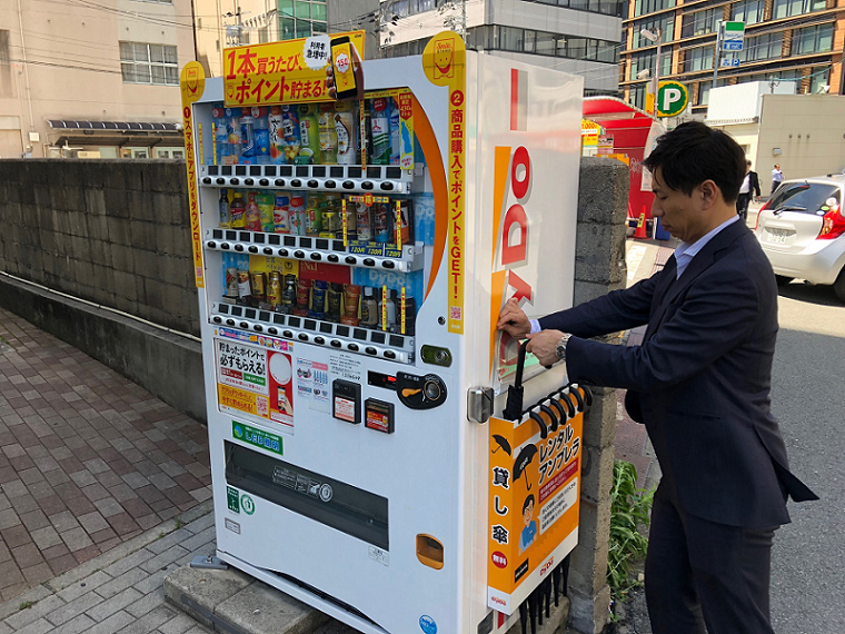 DyDo Drink的贩卖机提供免费雨伞。网上图片