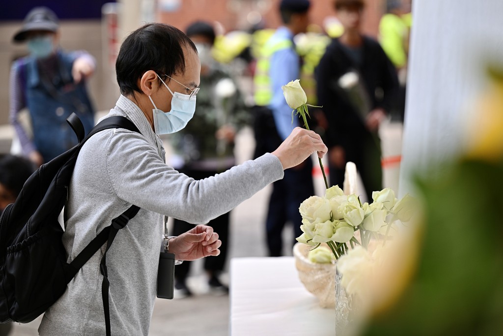 市民向不幸殉職的救火英雄獻花。