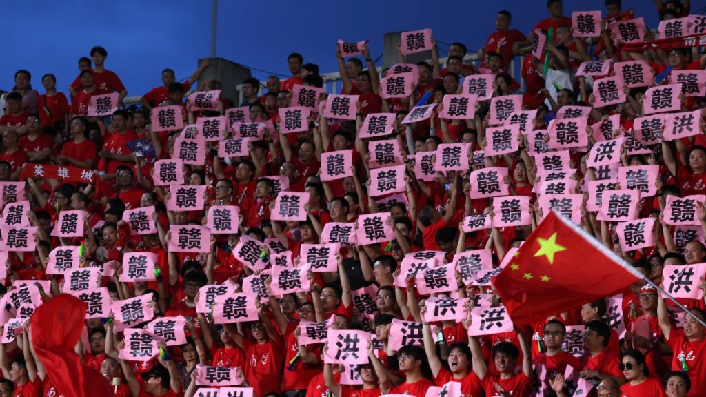 江西省城市足球超級聯賽(贛超)開踢,氣氛火爆。中新社